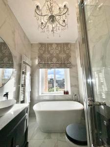 Ένα μπάνιο στο Glewstone Court Country House Hotel