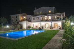 Villa con piscina por la noche en Can Corem de Son Moix en Manacor