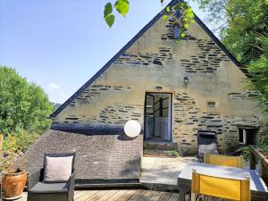 a barn with a table and chairs in front of it at Penty atypique ,calme et à deux pas du centre in Châteaulin