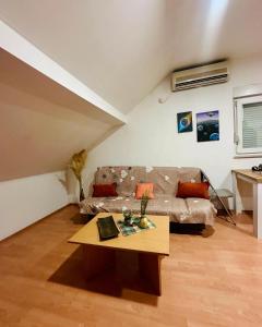 Una sala de estar con un sofá y una mesa de café. en Apartment Collina, en Mostar