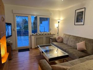 a living room with a couch and a coffee table at Top 3 Zimmer Appartment bei der Schalke Arena, Sport und Natur nähe Dortmund Essen Düsseldorf Oberhausen in Gelsenkirchen