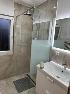 a bathroom with a shower and a sink at Top 3 Zimmer Appartment bei der Schalke Arena, Sport und Natur nähe Dortmund Essen Düsseldorf Oberhausen in Gelsenkirchen +15 photos