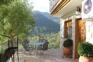 a patio with a table and chairs on a balcony at Alojamientos Bellavista in Coto Ríos