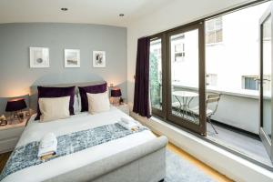 En eller flere senge i et værelse på Prime Location Mews!