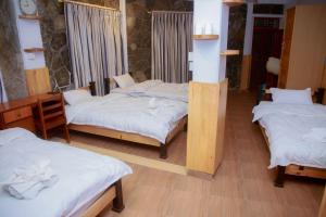 Uma cama ou camas num quarto em Roamers Inn