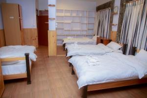 Uma cama ou camas num quarto em Roamers Inn