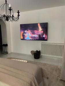 TV a/nebo společenská místnost v ubytování Suite parentale