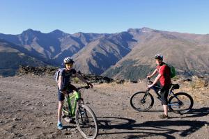 dos personas montando bicicletas en la cima de una montaña en Guejar Sierra House with Spectacular Views, en Güéjar-Sierra