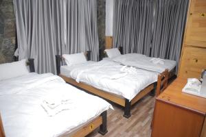 Uma cama ou camas num quarto em Roamers Inn