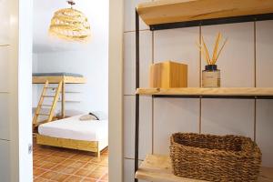 En eller flere senge i et værelse på Tenerife Surf Camp