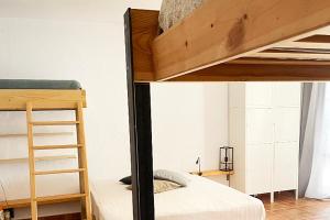 En eller flere senge i et værelse på Tenerife Surf Camp