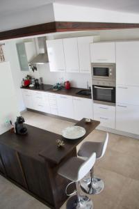 Una cocina o zona de cocina en Guejar Sierra House with Spectacular Views