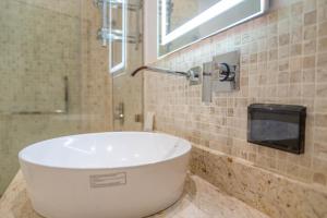 Koupelna v ubytování Elite Atoll Serviced Apartments Phuket