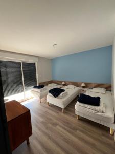 Postel nebo postele na pokoji v ubytování Gites de Landuzière, 8 couchages + 6 fotografií