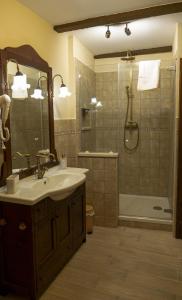 Casa del Ghetto في بيتيجليانو: حمام مع حوض ودش