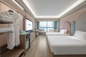 Postel nebo postele na pokoji v ubytování Mercure Guangzhou Baiyun International Airport - Airport Free Shuttle Bus