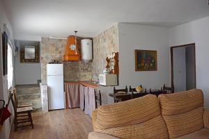 a living room with a couch and a kitchen at La Posada de Redios in Cañaveral