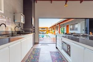 Η κουζίνα ή μικρή κουζίνα στο Casa c/ Piscina e 04 Suítes – 5 Min. do Centro