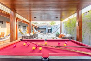 Τραπέζι μπιλιάρδου στο Casa c/ Piscina e 04 Suítes – 5 Min. do Centro