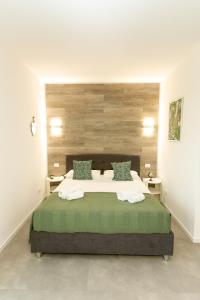 a bedroom with a large bed with two pillows at Harmonie House in Verona