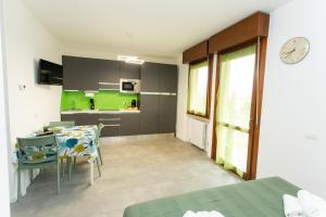 a kitchen and dining room with a clock on the wall at Harmonie House in Verona
