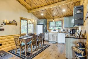 Η κουζίνα ή μικρή κουζίνα στο Quiet Lakefront Conover Cabin Near ATV Trails