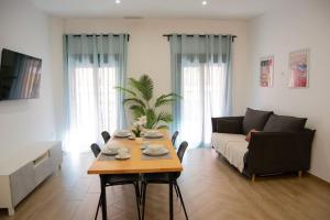 a living room with a table and a couch at Torneo 48 Suite in Seville