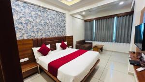 SitāpurHotel Rk Arcade的一间带大床和电视的卧室