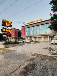 SitāpurHotel Rk Arcade的一座前面有招牌的大楼