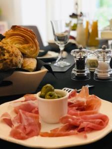 un tavolo con un piatto di cibo su un tavolo di 'Southfield': Stylish & Quiet in Bruges a Bruges Altre 20 foto