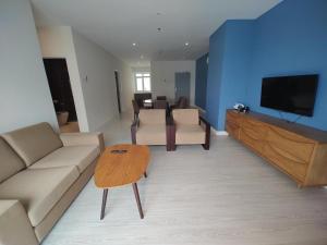 コタキナバルにあるAzumi Retreatのソファとテーブルのあるリビングルーム