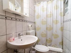 Ένα μπάνιο στο Apartments Villa Nikol - Standard Two Bedroom Apartment with Sea View APT 1