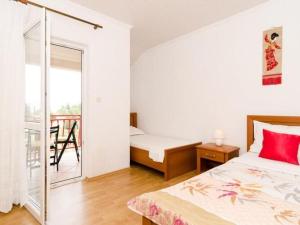 Ένα ή περισσότερα κρεβάτια σε δωμάτιο στο Apartments Villa Nikol - Standard Two Bedroom Apartment with Sea View APT 1