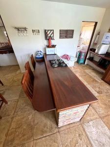 - une grande table en bois dans le salon dans l'établissement Casa Brisa do mar, à Paracuru