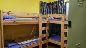 Palanda nebo palandy na pokoji v ubytování Hostel At Regalia Residence