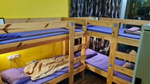 Postel nebo postele na pokoji v ubytování Hostel At Regalia Residence
