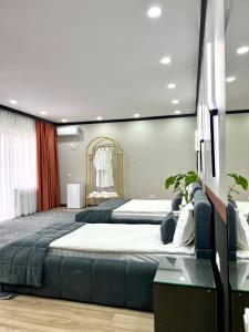 Suncor Hotel客房内的一张或多张床位