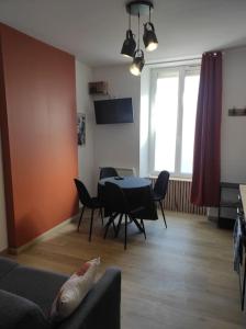 un soggiorno con un tavolo e una sala da pranzo di Au bord du loir a Cloyes-sur-le-Loir