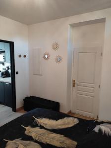 una camera da letto con un letto e un orologio a parete di Au bord du loir a Cloyes-sur-le-Loir