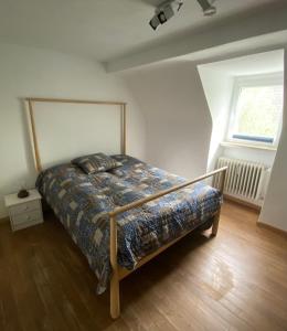 a bedroom with a bed in a room with a window at Westpark Appartment - 15min zum Zentrum in Nürnberg