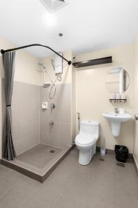 Koupelna v ubytování NEW! Classy 1BR in Cebu IT park - Central Location
