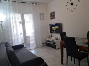 Televízia a/alebo spoločenská miestnosť v ubytovaní Apartment in Razanj with terrace, air conditioning, WiFi, washing machine 3567-1