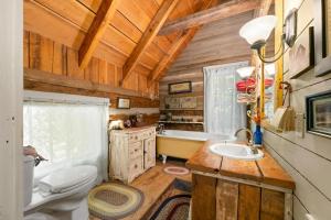 Ένα μπάνιο στο Antique Cabin
