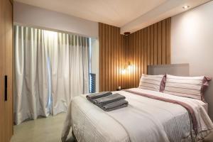 a bedroom with a large bed with a white blanket at Studio na V. Clementino, decorado e aconchegante in Sao Paulo