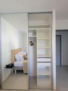 Postel nebo postele na pokoji v ubytování L'Oasis de Désert Ste Luce à 200m de la plage avec parking privé