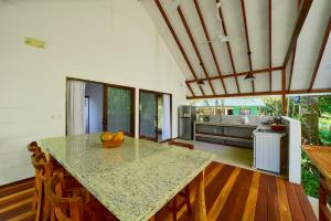 Φωτογραφία από το άλμπουμ του Casa Coki - Modern Villa Pool Steps From the Beach σε Puerto Viejo