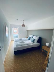 パッサウにあるDoreyHome P5 - Zentrale Apartment für 5 Pers nahe der Altstadt - parkplatz - Wlanのベッドと木の床のある寝室