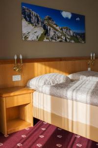 Ένα ή περισσότερα κρεβάτια σε δωμάτιο στο Alpine Classic Hotel