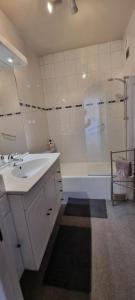 Koupelna v ubytování Chez Denis-Jo Chambres d'hôtes + 17 fotografií