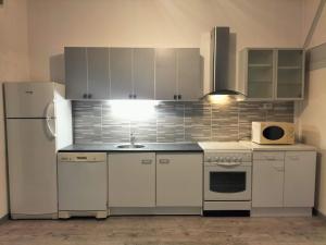 Kuchyň nebo kuchyňský kout v ubytování Gîte du Midi de Saint-Porchaire - Charmante maison de vacances avec piscine chauffée + 43 fotografií